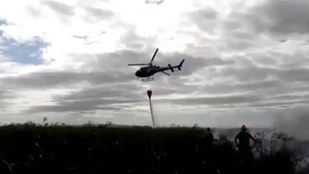Apoio aéreo com helicóptero da Polícia Civil.