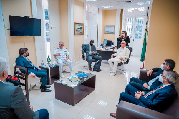 O grupo ainda esteve reunido com o ministro Leonardo Puntel, do Superior Tribunal Militar.