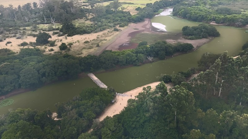 Imagem aérea de microbarramento para elevação de nível do Gravataí, uma das ações emergenciais devido à baixa vazão.