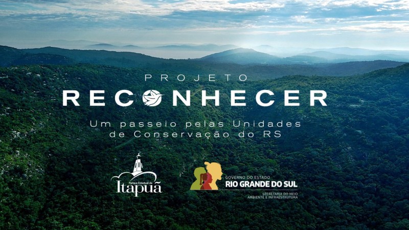 Capa Projeto Reconhecer - Vista aéra do parque Itapuã. Plano Geral de copas de árvores e ao fundo morros. No centro da imagem a logomarca do projeto com o tema "Projeto Reconhecer - Um passeio pelas Unidades de Conservação do RS". No rodapé as logomarcas do parque itapua (desenho de um mini farol na cor branca) e do Estado do RS.