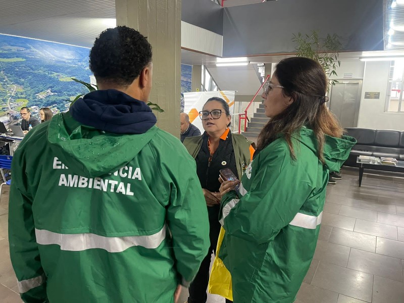 Marjorie reunida, em pé, com dois técnicos da Fepam no hall de entrada de uma das prefeituras do Vale do Taquari
