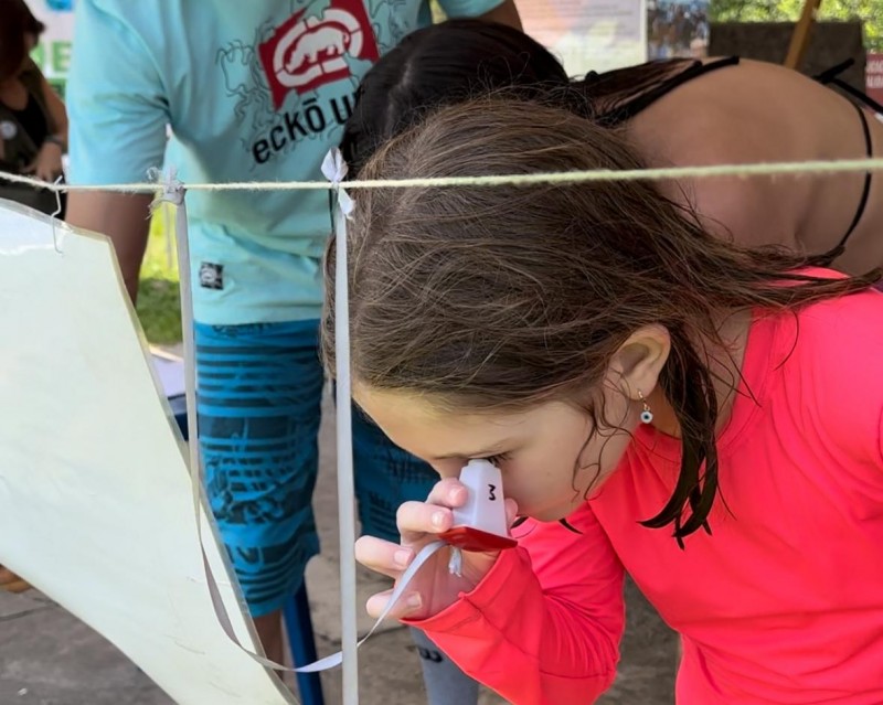 No “observatório de aves”, crianças podem “avistar” espécies usando um monóculo