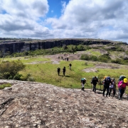 Uma das trilhas mais conhecidas é a da Serra do Apertado, em Santana da Boa Vista