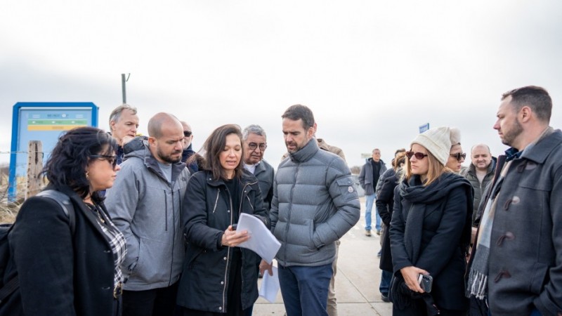 Grupo composto por secretários do RS e o governador Eduardo Leite, analisando um projeto mostrado por uma mulher de jaqueta preta.