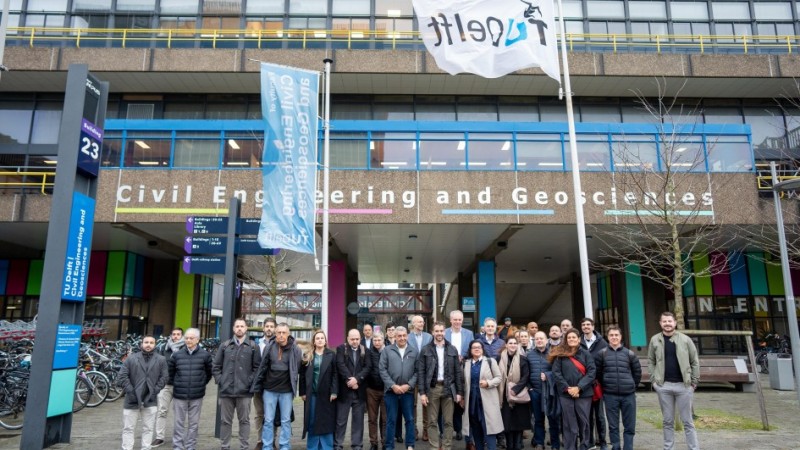 Grupo que compõe missão gaúcha aos Países Baixos posa para foto em frente ao prédio da Civil Engineering and Geosciences.