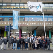 Grupo que compõe missão gaúcha aos Países Baixos posa para foto em frente ao prédio da Civil Engineering and Geosciences.