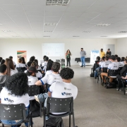 Auditório com estudantes prestando atenção durante a fala da bióloga da Sema.
