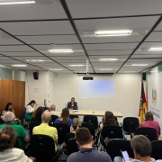 Sala de reuniões da Sema com os membros os conselheiros durante a reunião.