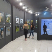 Imagem mostra pessoas visitando o Museu de Ciências Naturais do RS (MCN). 