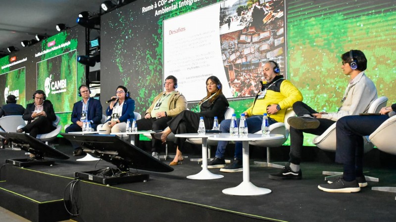 imagem mostra um palco, secretaria marjorie no palco falando, ao lado de outros convidados. ao fundo, um painel de led