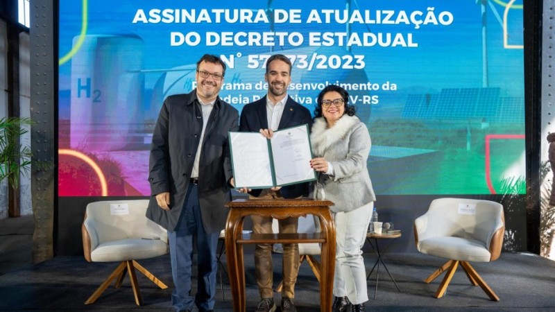 Artur Lemos, Eduardo Leite e Marjorie Kauffmann mostrando o decreto (documento assinado)