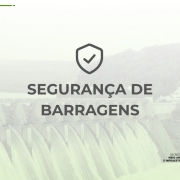 Imagem institucional com fundo esmaecido de uma barragem em funcionamento, com grande volume de água sendo liberado pelas comportas. Ao centro, em destaque, o ícone de um escudo com um check (símbolo de verificação) e, logo abaixo, os dizeres "SEGURANÇA DE BARRAGENS" em letras maiúsculas. No canto inferior direito, constam os logotipos da Secretaria do Meio Ambiente e Infraestrutura e do Governo do Estado do Rio Grande do Sul, acompanhados do slogan "O futuro nos une." Faixas finas nas cores verde, vermelho e amarelo aparecem na parte superior esquerda da imagem.