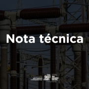 Imagem com fundo de uma subestação de energia elétrica, mostrando diversas estruturas metálicas, isoladores e cabos de alta tensão. Ao centro da imagem, em destaque, está escrito em letras grandes e brancas: "Nota técnica". Na parte inferior, aparecem os logotipos da Secretaria do Meio Ambiente e Infraestrutura e do Governo do Estado do Rio Grande do Sul, acompanhados do lema “O futuro nos une.”