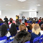Jovens no auditório durante a parte teórico da atividade.