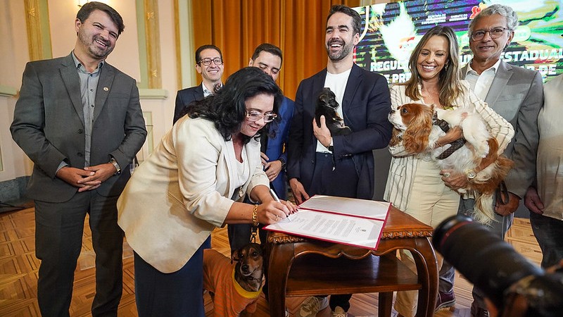 Ato para assinatura de lei que cria o Fundo Estadual de Prote&ccedil;&atilde;o e Bem-Estar dos Animais Dom&eacute;sticos