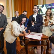 Ato para assinatura de lei que cria o Fundo Estadual de Prote&ccedil;&atilde;o e Bem-Estar dos Animais Dom&eacute;sticos