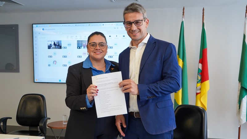 Secret&aacute;ria Marjorie e o diretor de Energia, Rodrigo Huguenin, assinam portaria sobre diagn&oacute;stico de Transi&ccedil;&atilde;o Energ&eacute;tica no RS. 