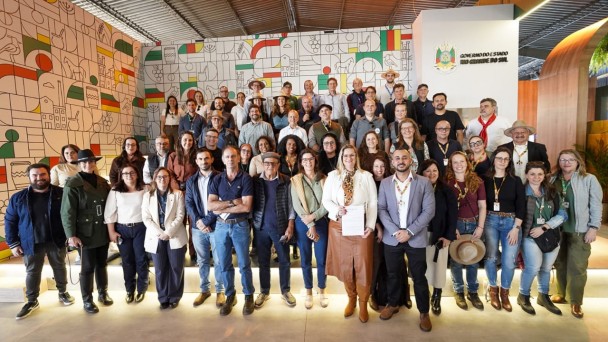 Representantes da Sema e de outras entidades reunidos para foto em pavilh&atilde;o da Expointer 2026