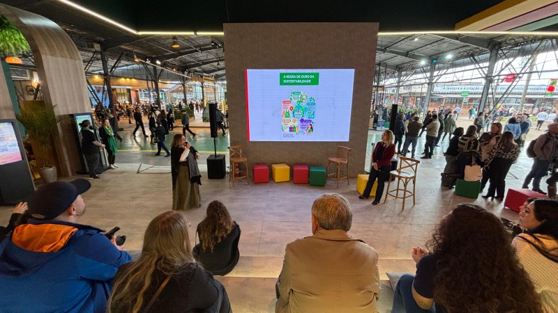 Servidoras da Sema realizam palestra na Expointer 2026. No primeiro plano, espectadores aparecem sentados