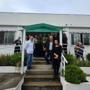 Várias pessoas posam em frente à fachada da nova sede regional Sema-Fepam, em Passo Fundo
